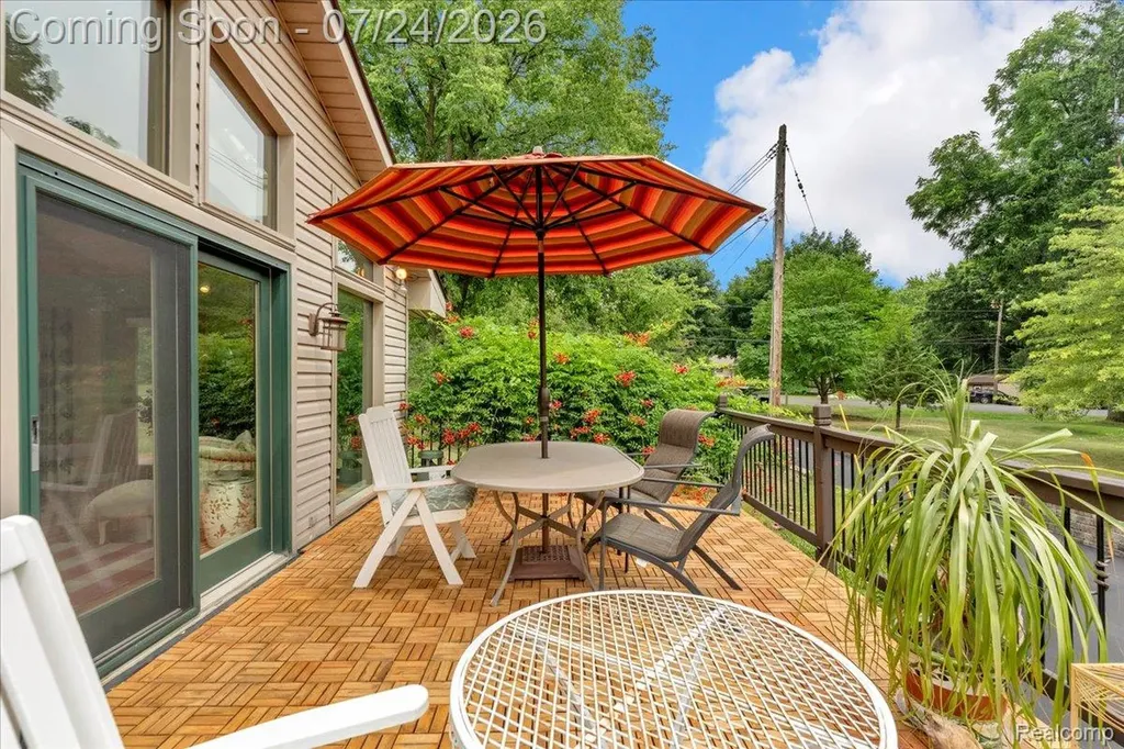 304 Oaklane Drive Rochester Hills City MI 48306