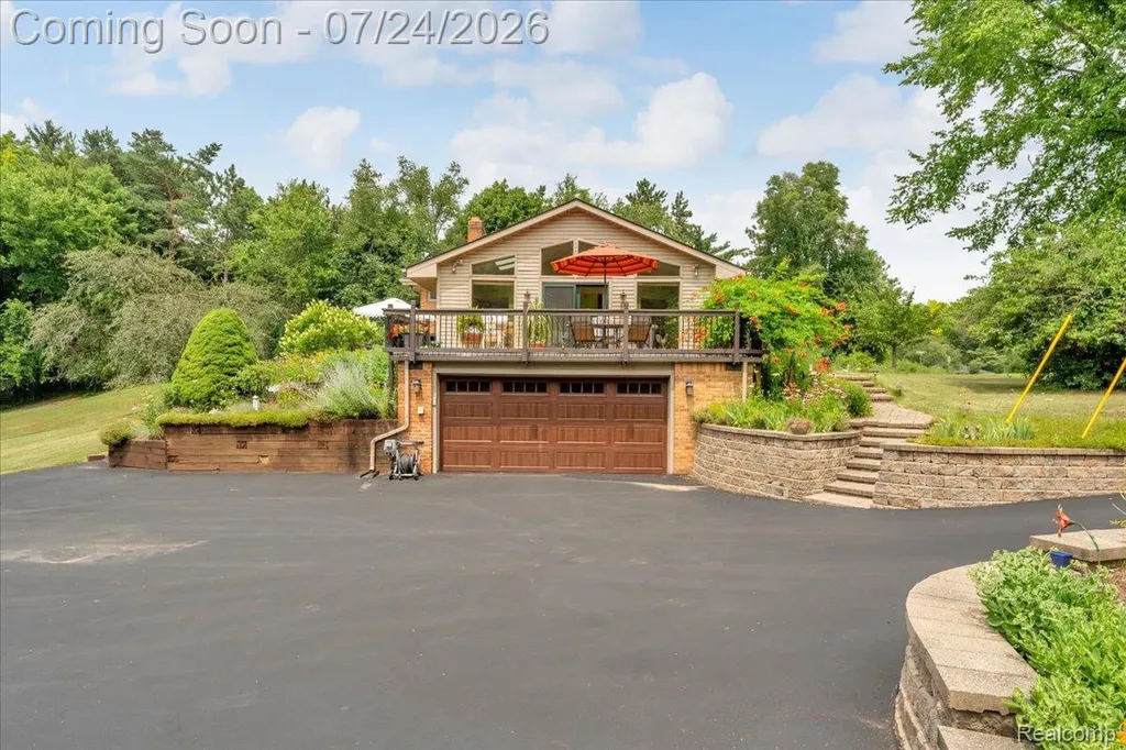 304 Oaklane Drive Rochester Hills City MI 48306
