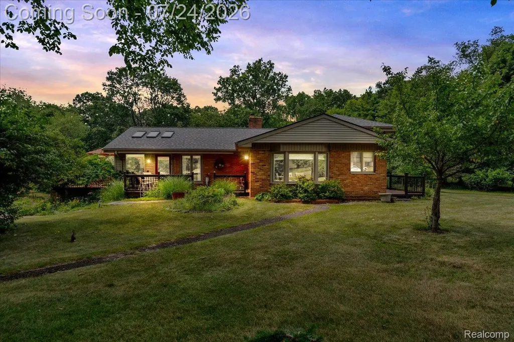 304 Oaklane Drive Rochester Hills City MI 48306