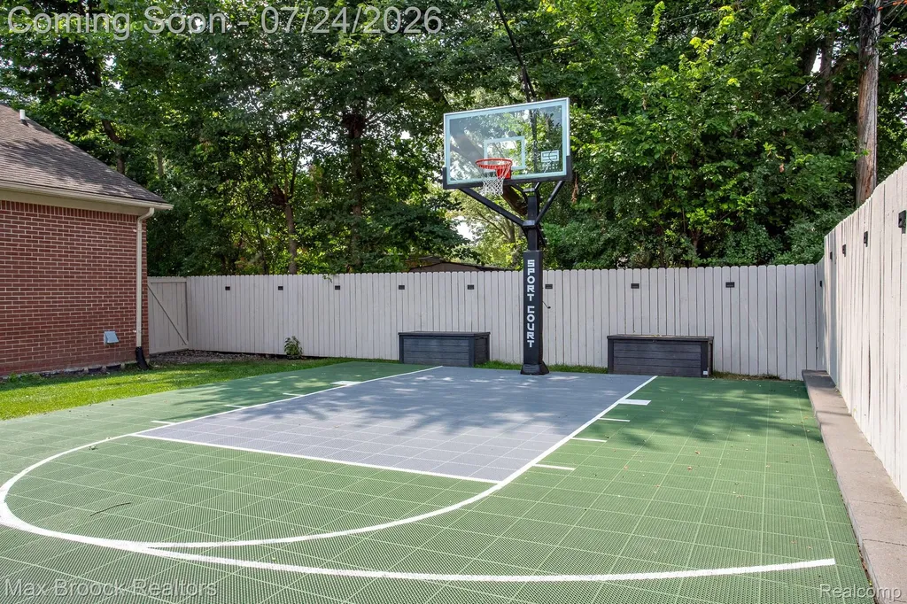 13358 Ludlow Avenue Huntington Woods City MI 48070