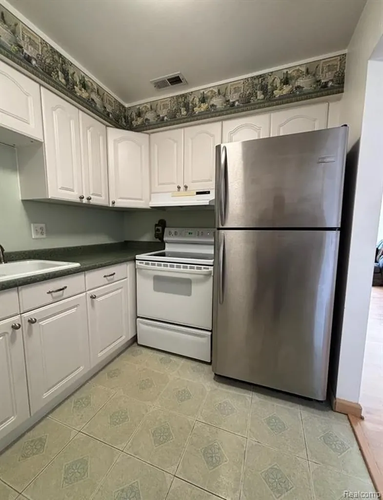 4961 E 10 Mile Road Warren City MI 48091