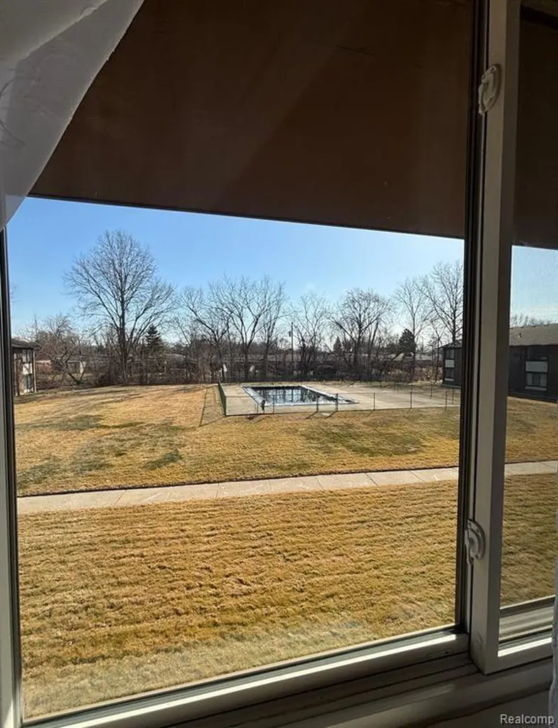 4961 E 10 Mile Road Warren City MI 48091