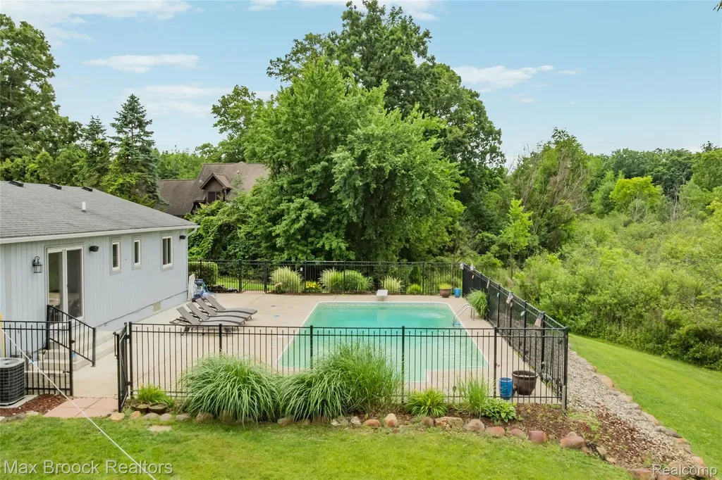 2000 Matthew Street Commerce Charter Township MI 48390