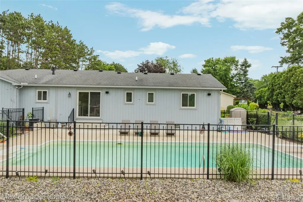 2000 Matthew Street Commerce Charter Township MI 48390