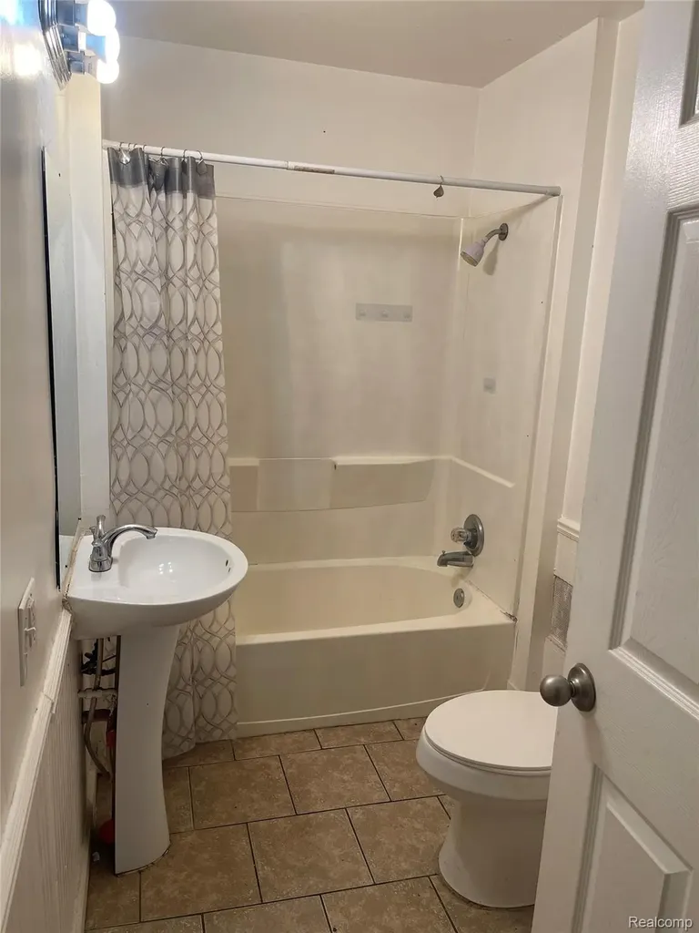 123 N Genesee Avenue Pontiac City MI 48341