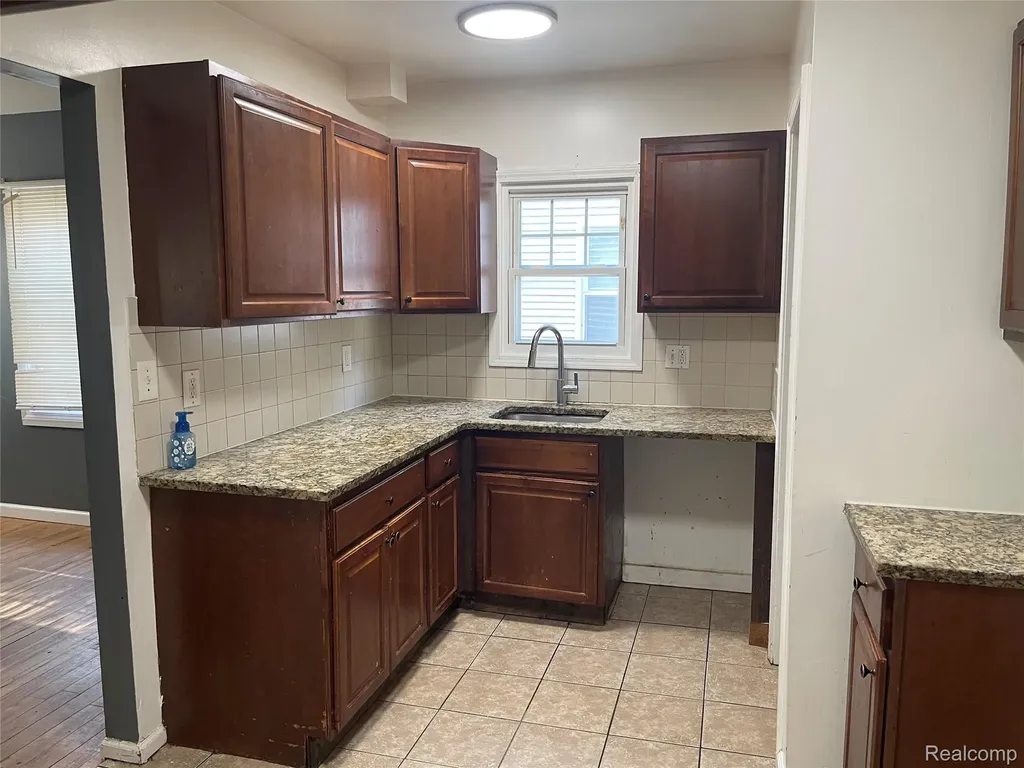 123 N Genesee Avenue Pontiac City MI 48341