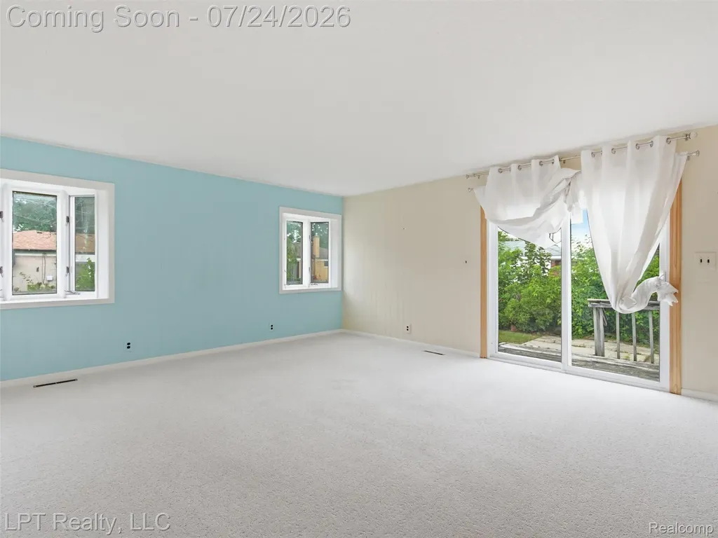 8134 Sunburst Center Line City MI 48015