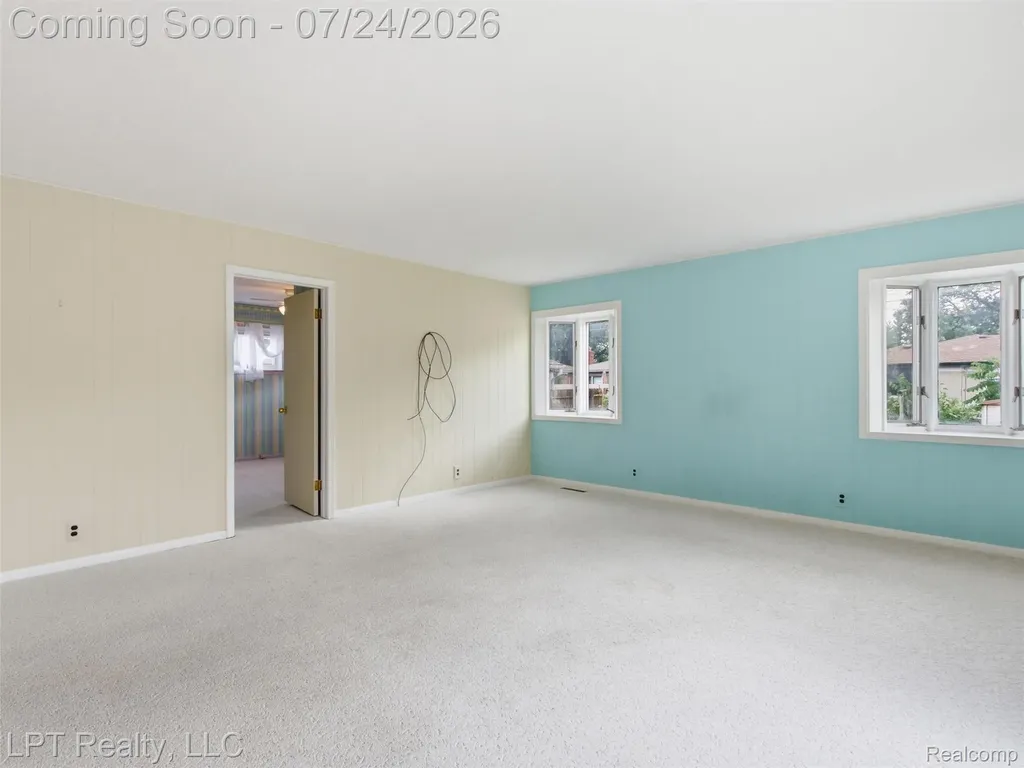 8134 Sunburst Center Line City MI 48015