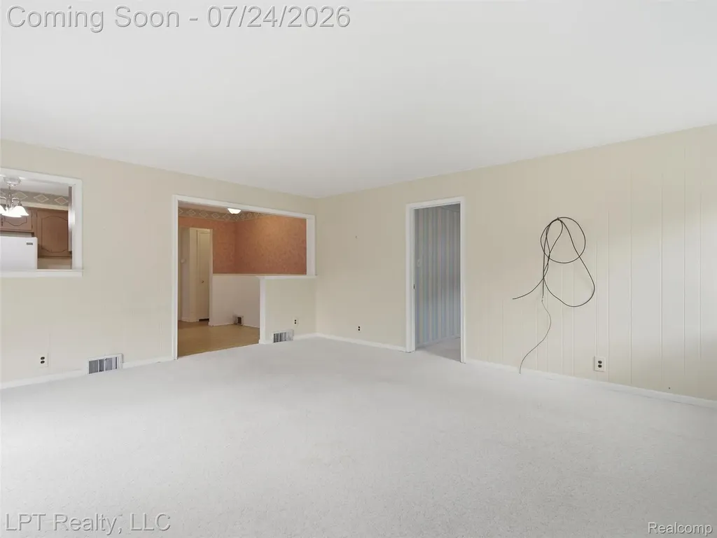 8134 Sunburst Center Line City MI 48015