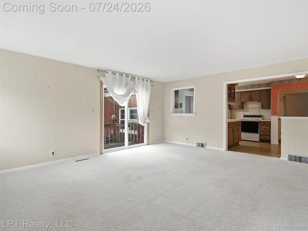 8134 Sunburst Center Line City MI 48015