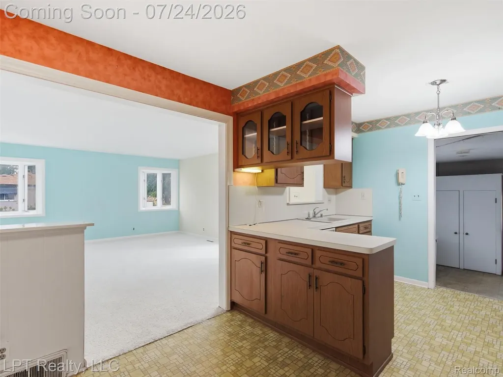 8134 Sunburst Center Line City MI 48015
