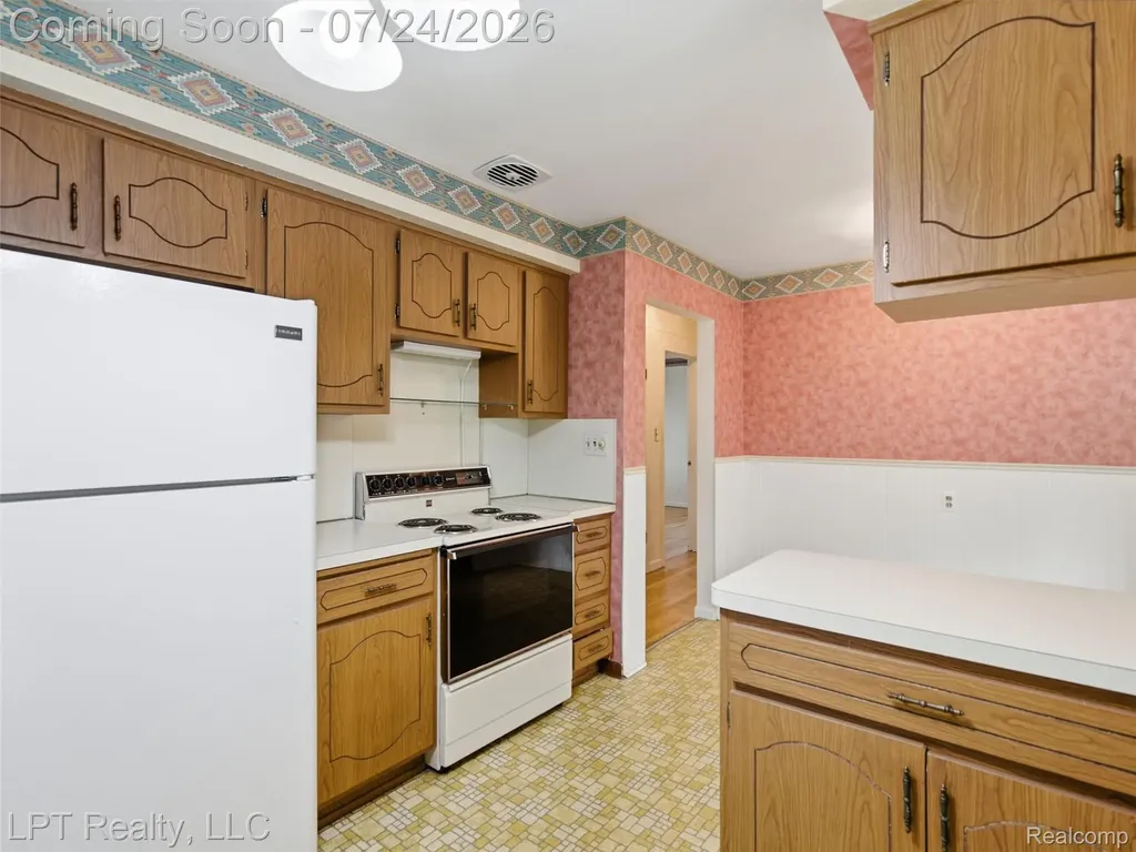 8134 Sunburst Center Line City MI 48015
