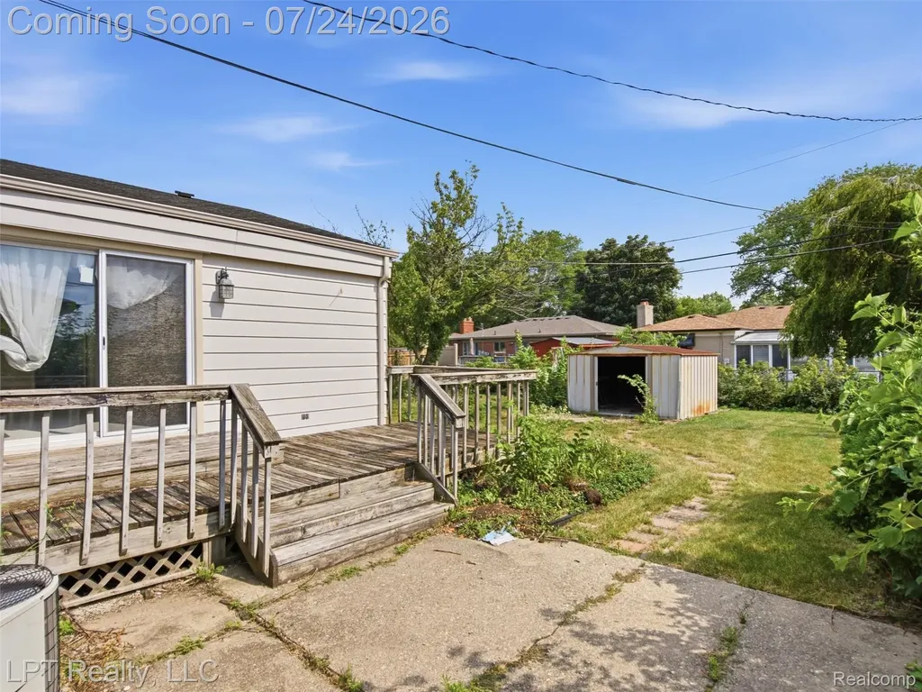 8134 Sunburst Center Line City MI 48015