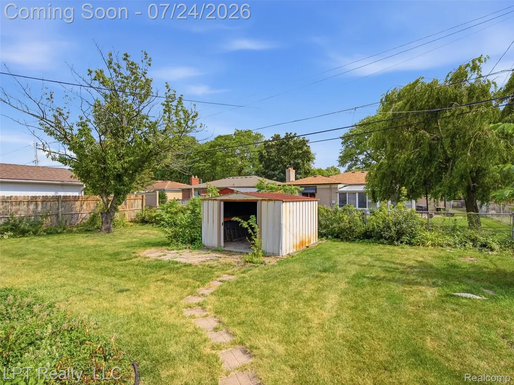 8134 Sunburst Center Line City MI 48015