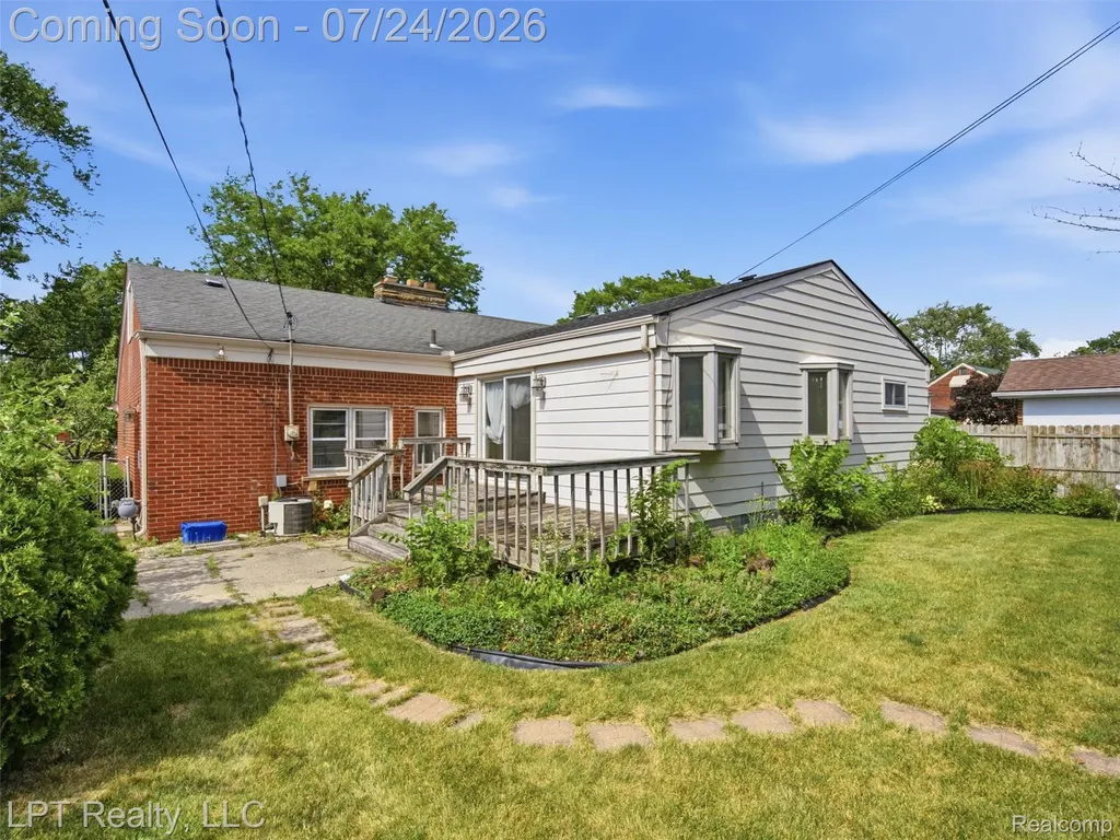8134 Sunburst Center Line City MI 48015