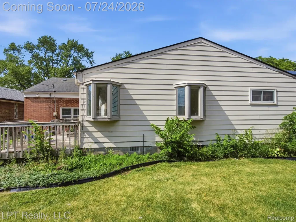 8134 Sunburst Center Line City MI 48015