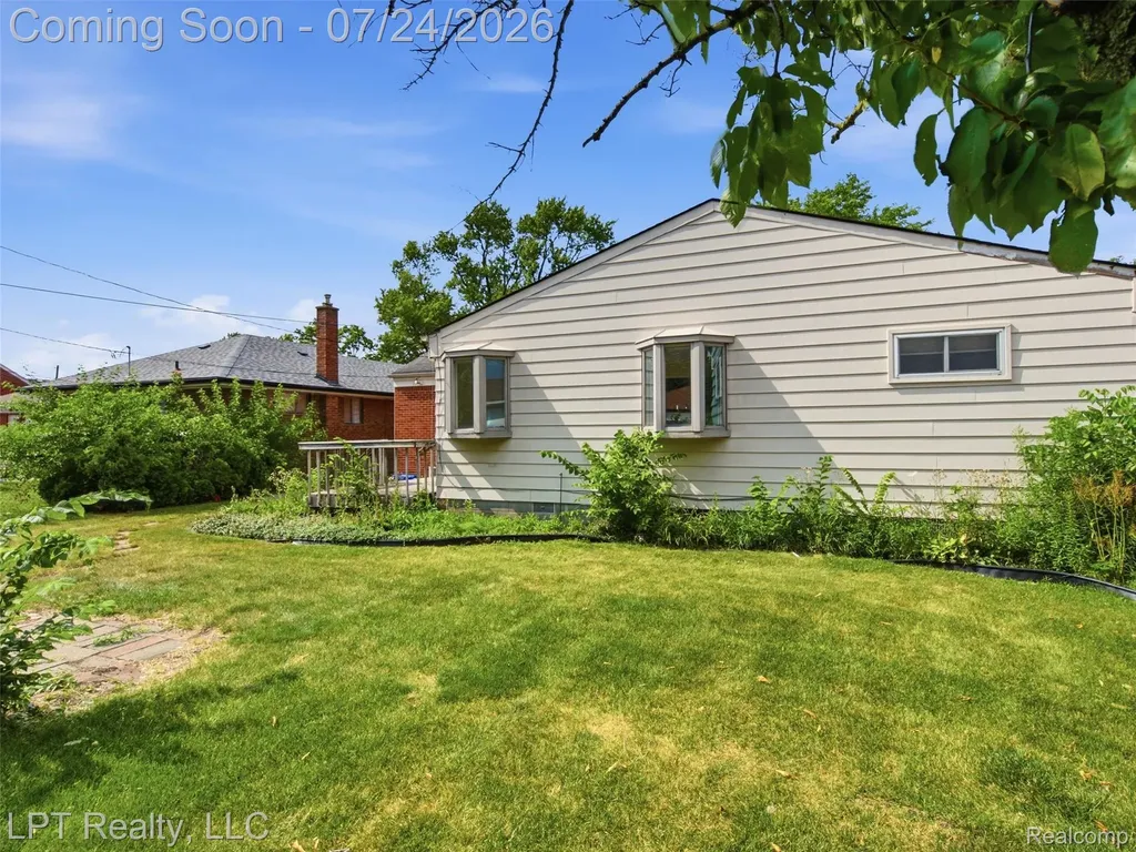 8134 Sunburst Center Line City MI 48015