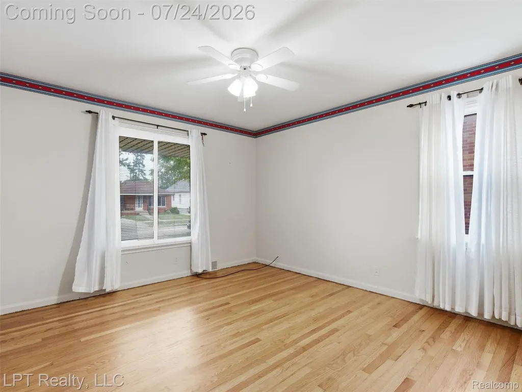 8134 Sunburst Center Line City MI 48015