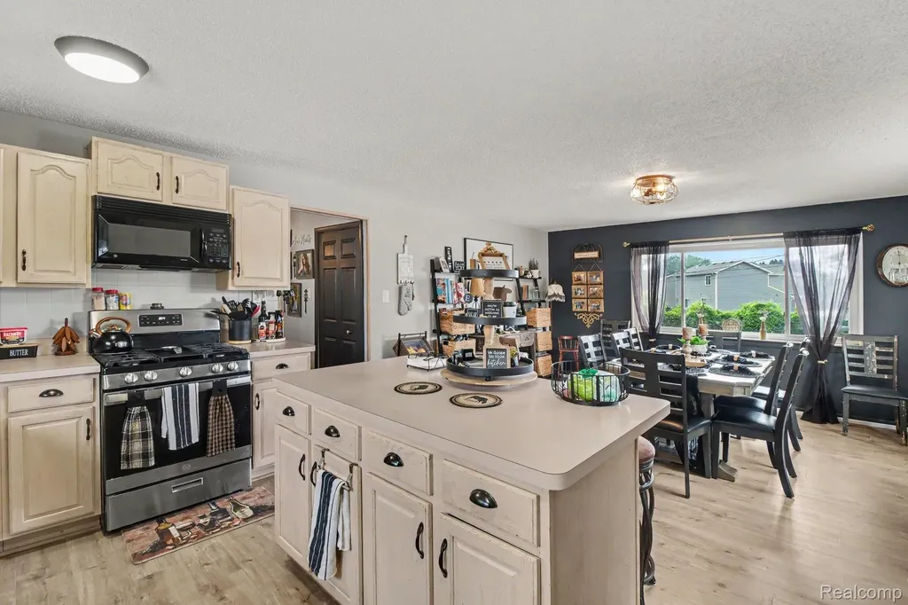 3923 Percy King Road Waterford Charter Township MI 48329