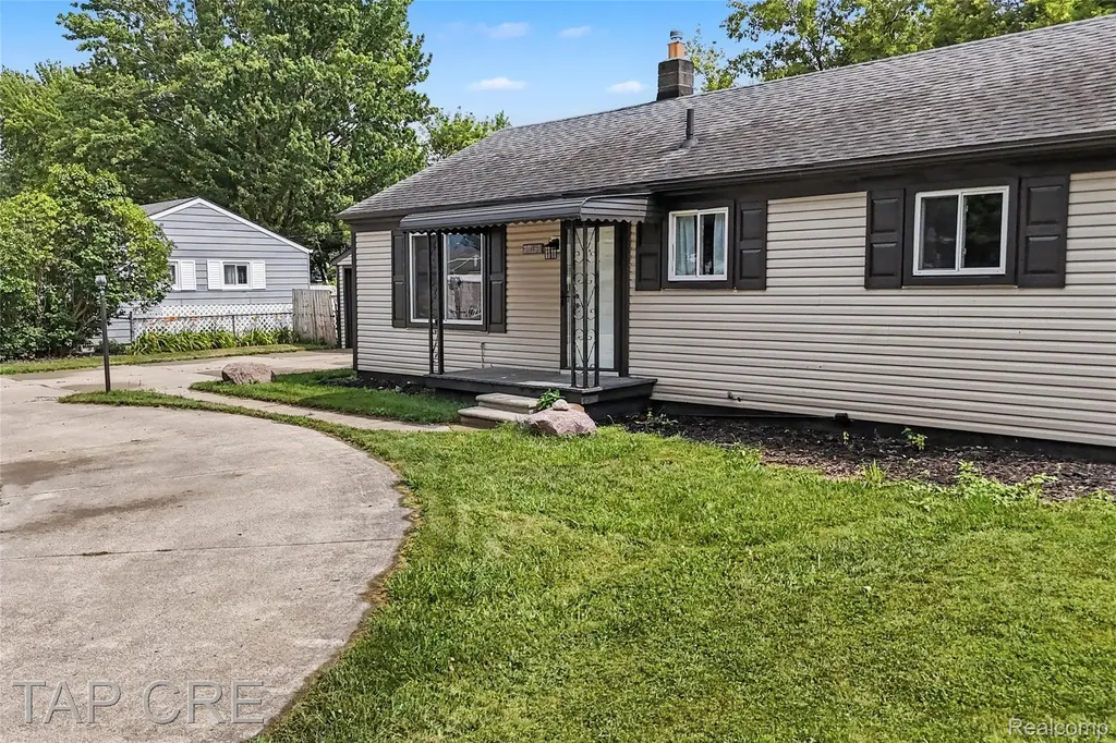 20166 Broadacres Street Clinton Charter Township MI 48035