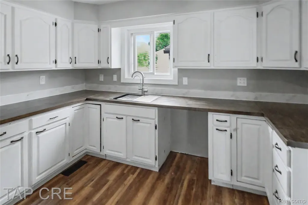 20166 Broadacres Street Clinton Charter Township MI 48035