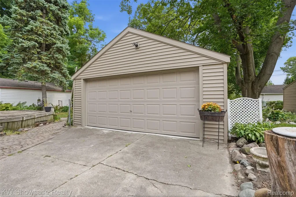 2071 Dorothea Road Berkley City MI 48072
