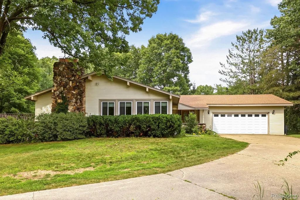1215 Oakwood Road Brandon Charter Township MI 48462