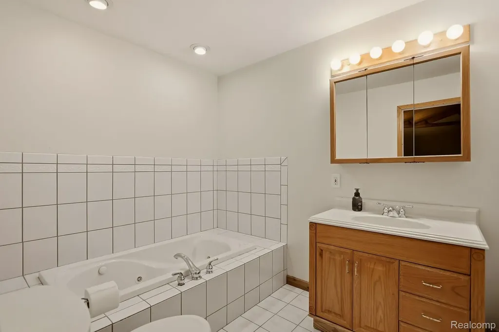1215 Oakwood Road Brandon Charter Township MI 48462