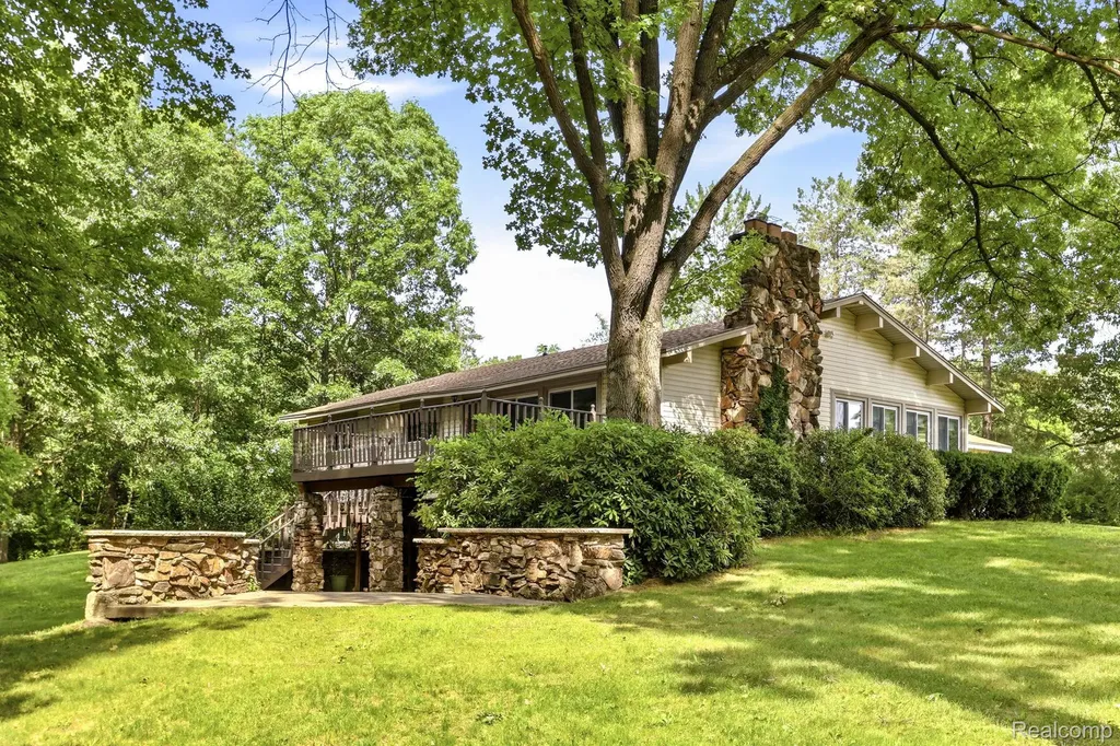 1215 Oakwood Road Brandon Charter Township MI 48462
