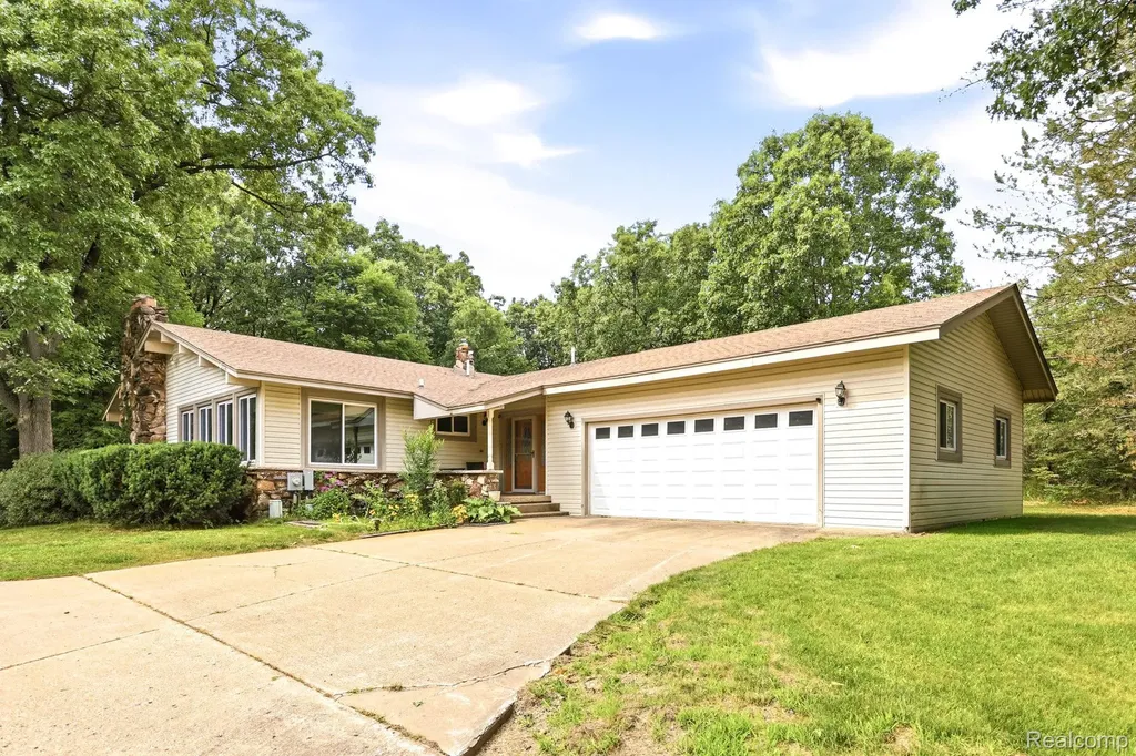 1215 Oakwood Road Brandon Charter Township MI 48462