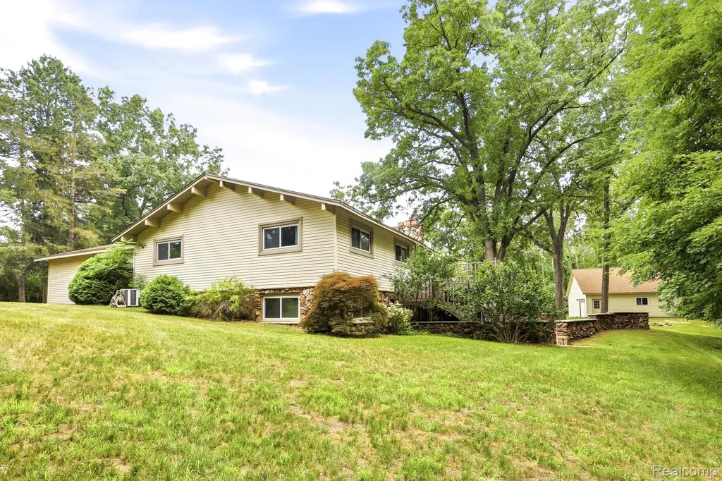 1215 Oakwood Road Brandon Charter Township MI 48462