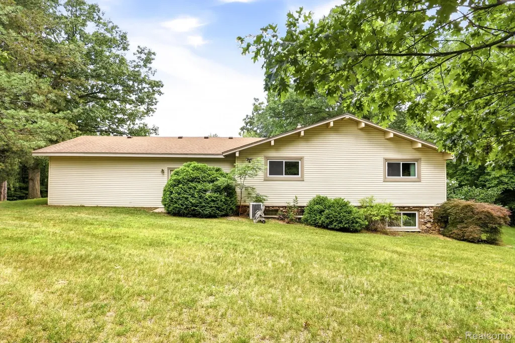 1215 Oakwood Road Brandon Charter Township MI 48462