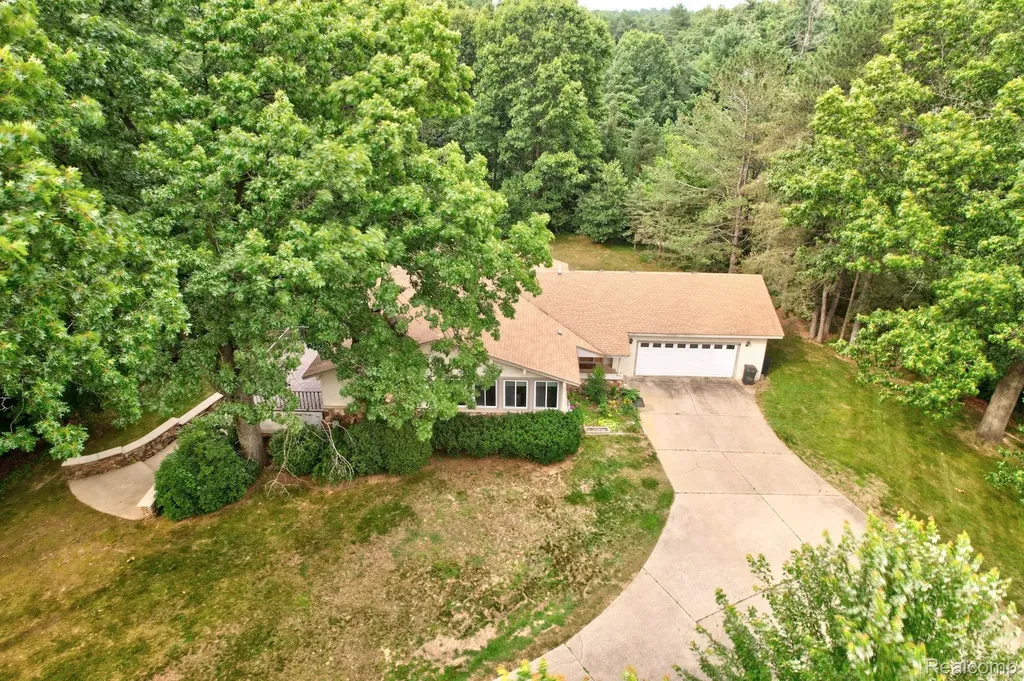 1215 Oakwood Road Brandon Charter Township MI 48462