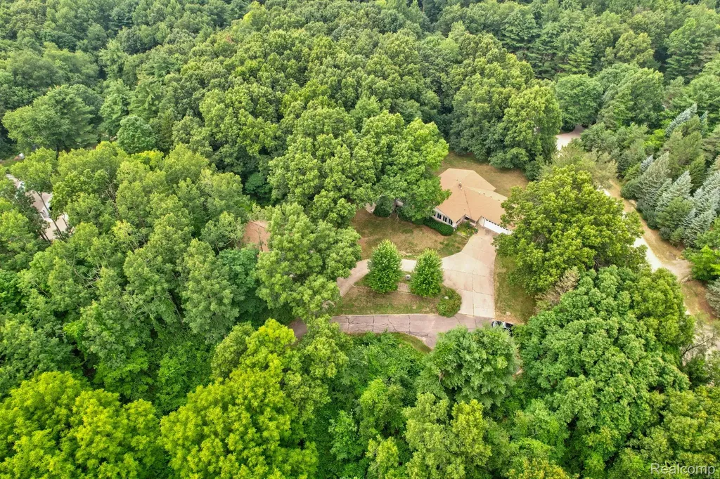 1215 Oakwood Road Brandon Charter Township MI 48462