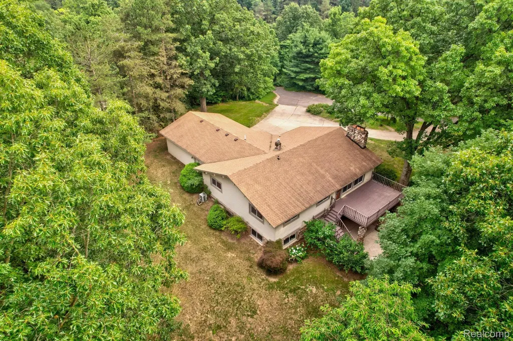 1215 Oakwood Road Brandon Charter Township MI 48462
