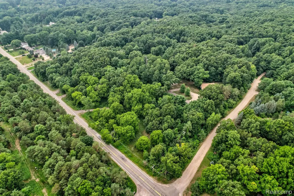 1215 Oakwood Road Brandon Charter Township MI 48462