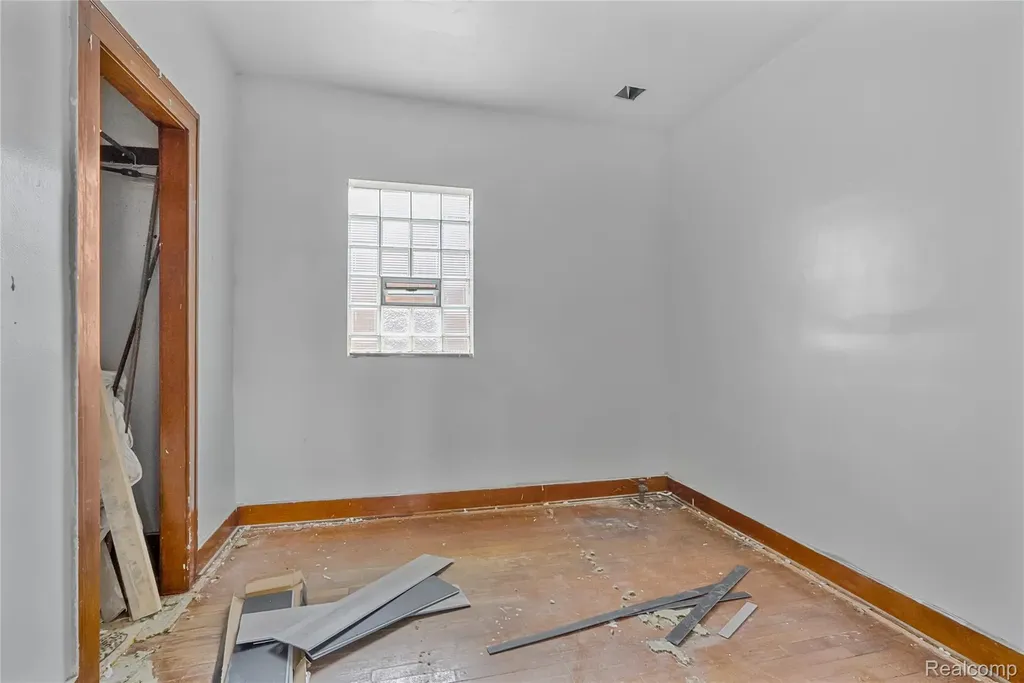 19403 W Warren Avenue Detroit City MI 48228