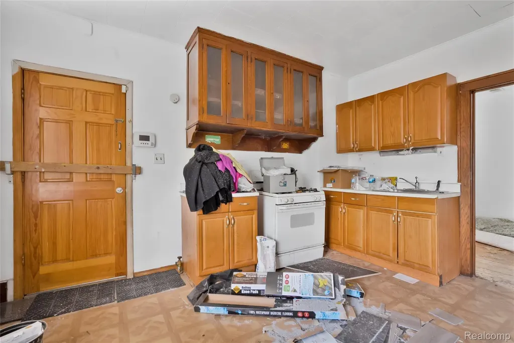 19403 W Warren Avenue Detroit City MI 48228