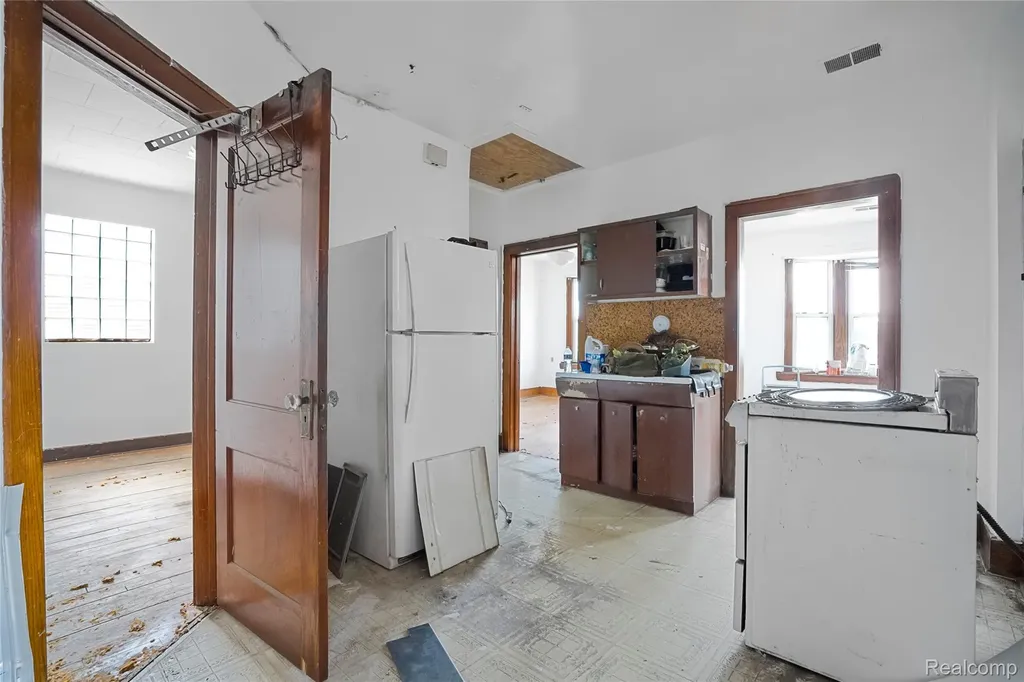19403 W Warren Avenue Detroit City MI 48228