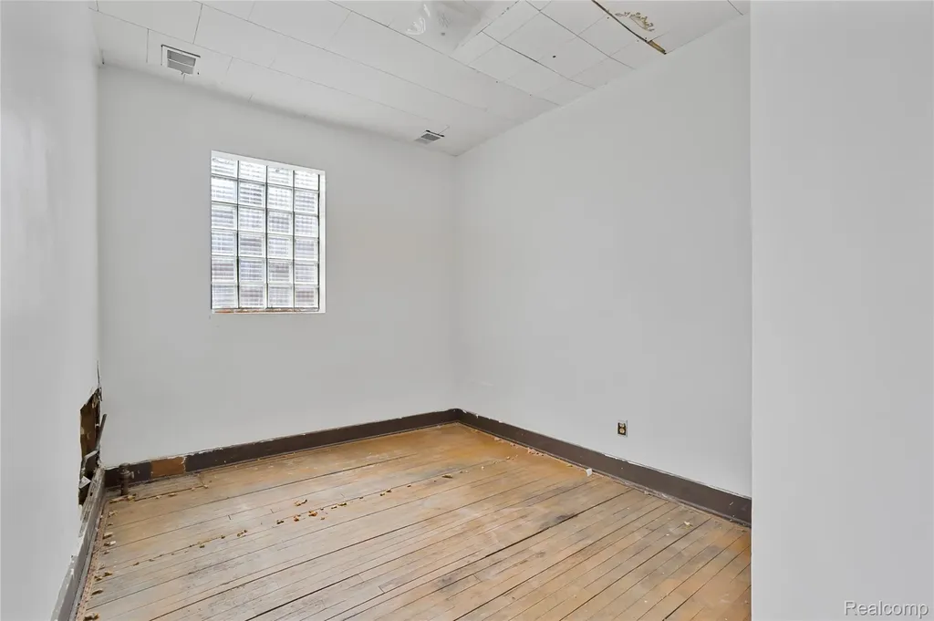 19403 W Warren Avenue Detroit City MI 48228