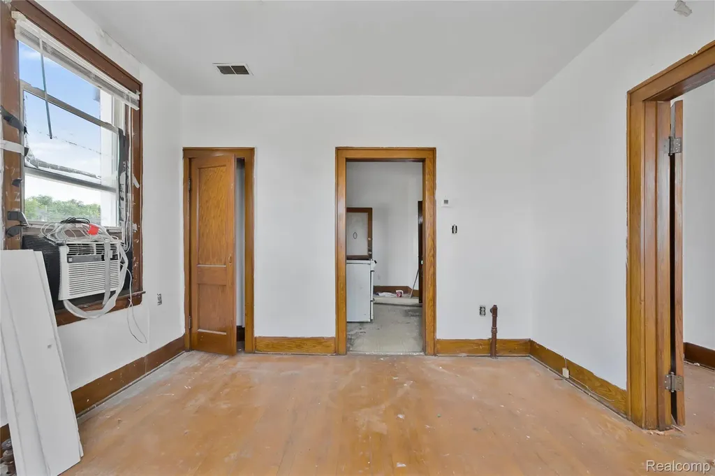 19403 W Warren Avenue Detroit City MI 48228