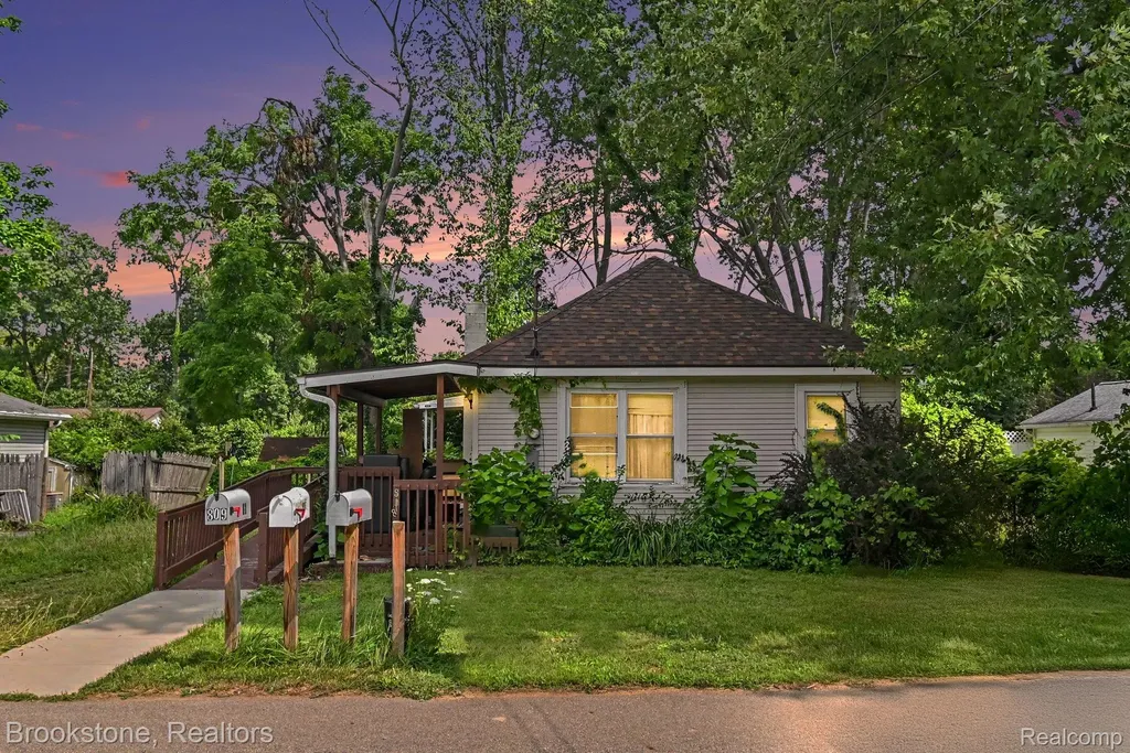 808 Emmett Avenue Summit Township MI 49203