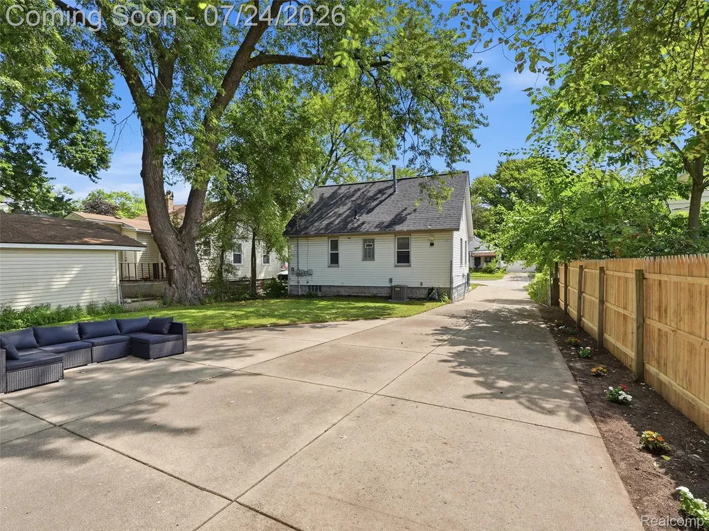 27715 Park Court Madison Heights City MI 48071