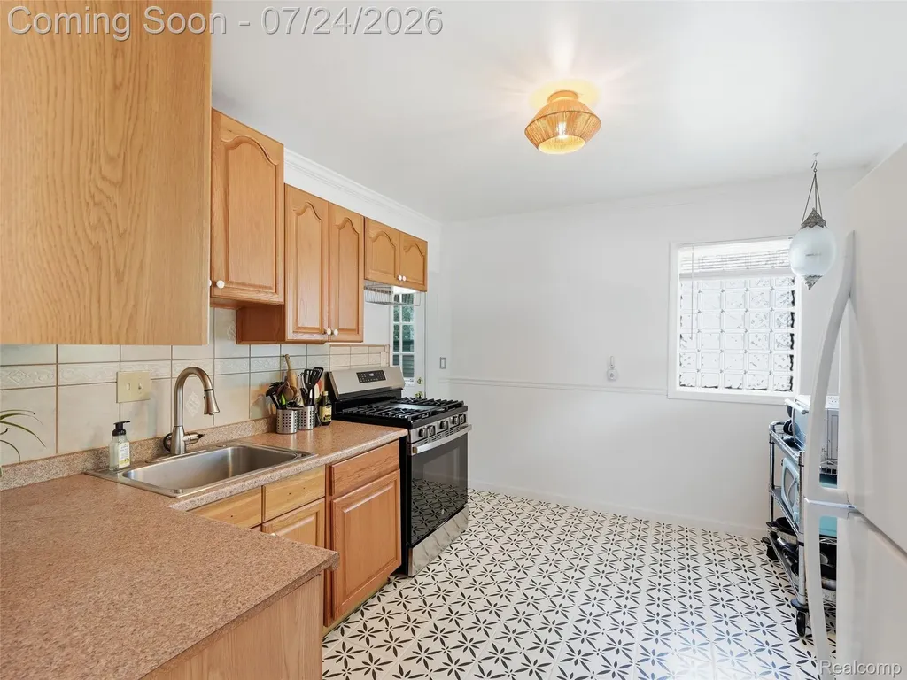 27715 Park Court Madison Heights City MI 48071