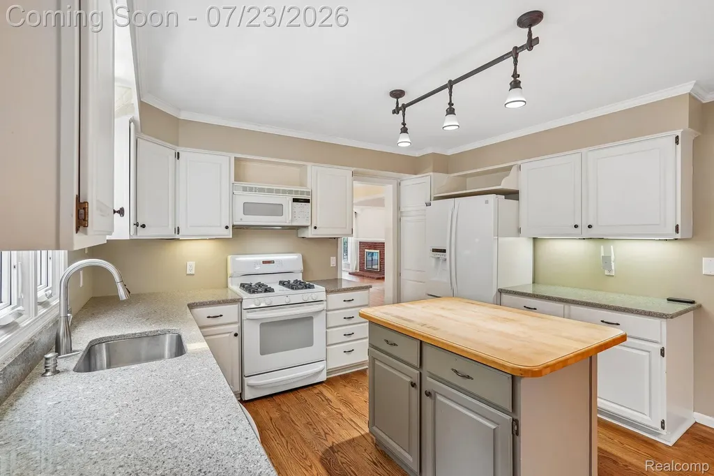 25900 Hunt Club Boulevard Farmington Hills City MI 48335