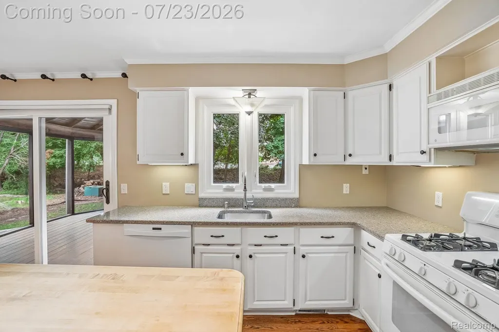 25900 Hunt Club Boulevard Farmington Hills City MI 48335