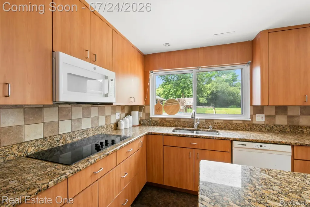 5510 Greenbriar Drive West Bloomfield Charter Township MI 48322
