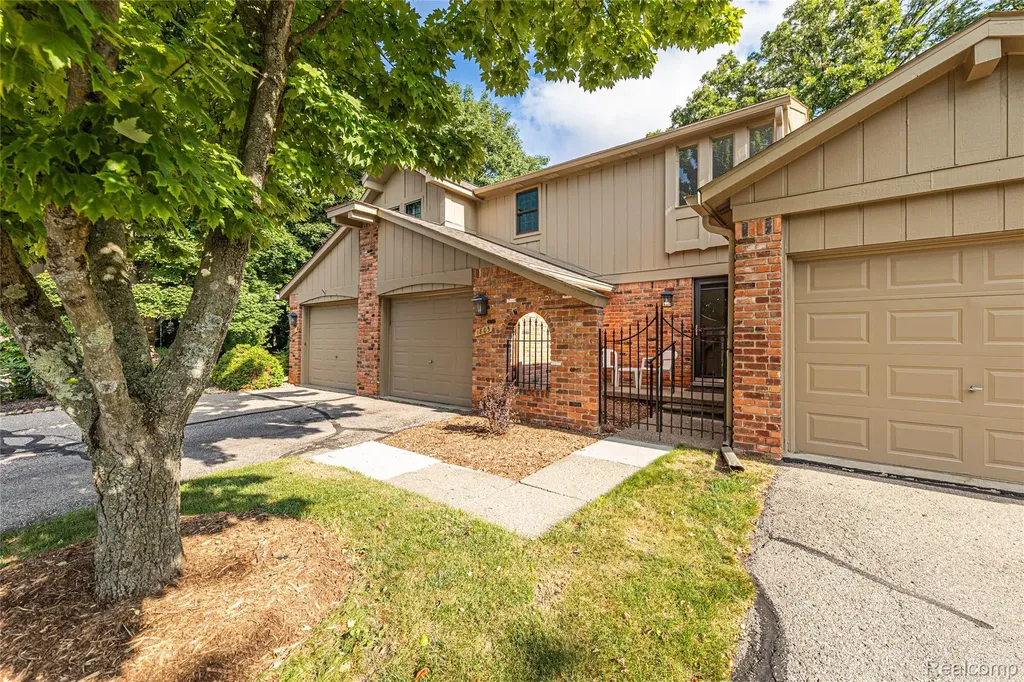 1805 Van Hill Court Rochester Hills City MI 48309
