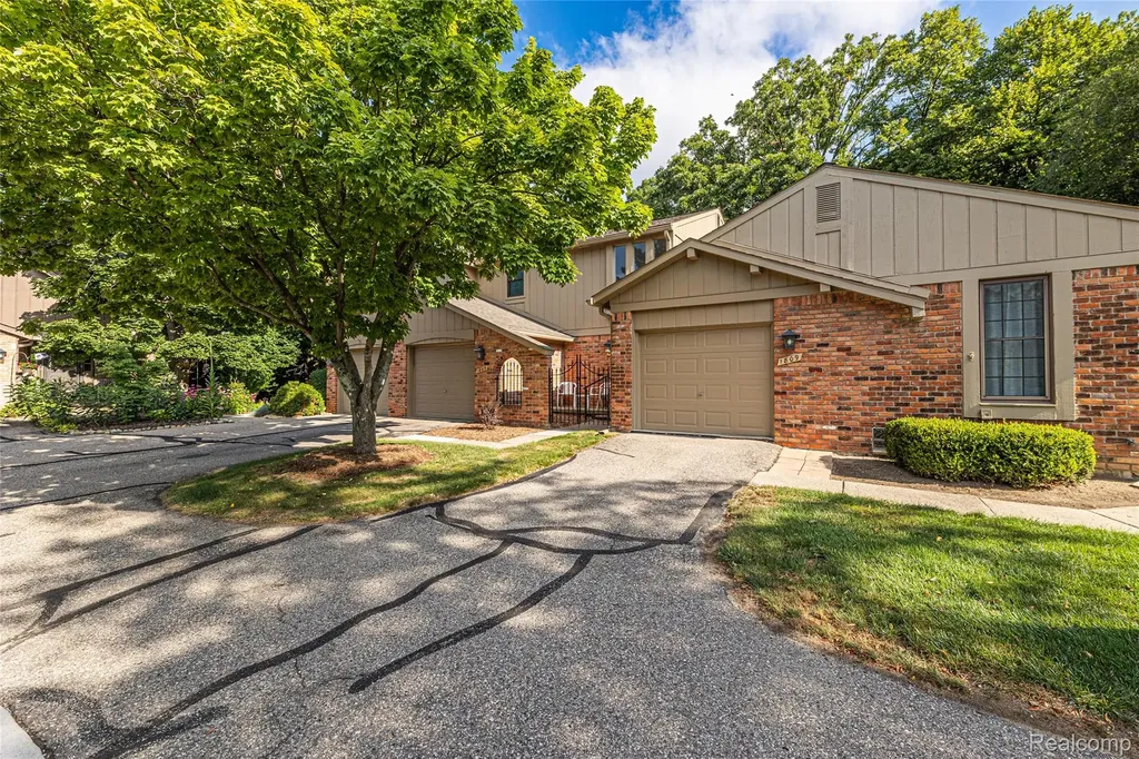 1805 Van Hill Court Rochester Hills City MI 48309