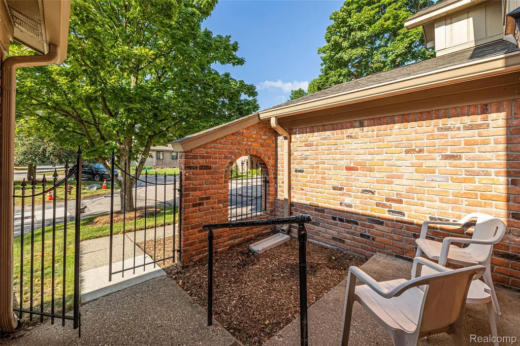 1805 Van Hill Court Rochester Hills City MI 48309